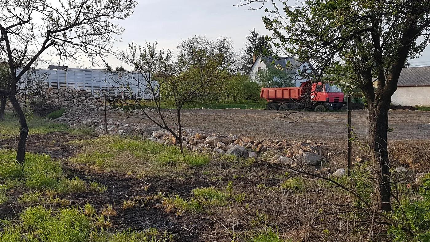 Jól látható a telekre felhordott töltés, kődarabok, zúzalékkal fedve